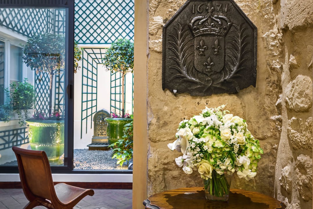 Little flowered patio Hotel Saint-Paul Rive Gauche