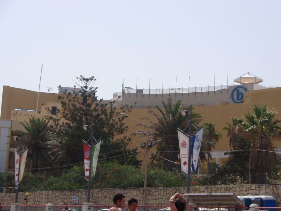 Blick auf Hotelpool (Dach) be.HOTEL