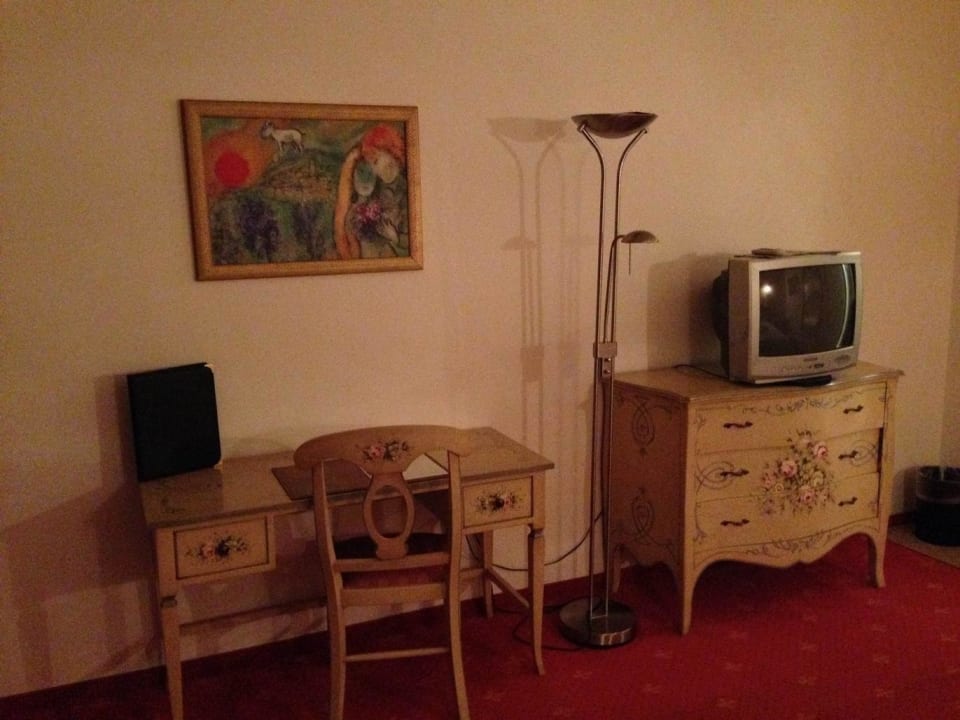 Wohnbereich mit altem TV Best Western Hotel Rhön Garden