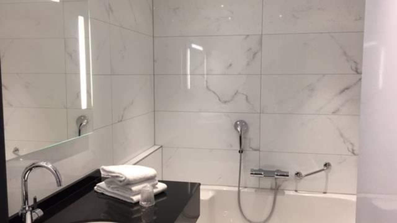 Sehr schönes Bad Van der Valk Hotel A4 Schiphol