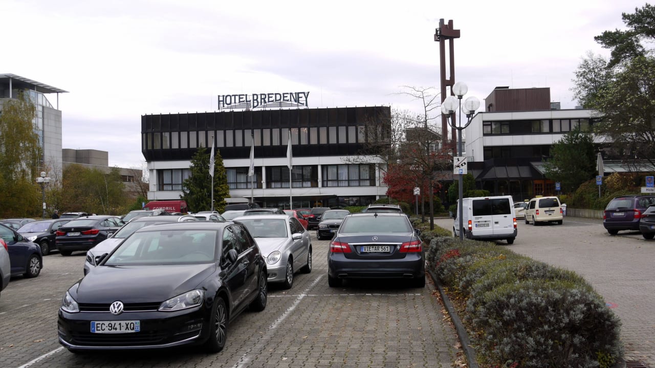 Vom Hotelparkplatz zum Hotel Hotel Bredeney