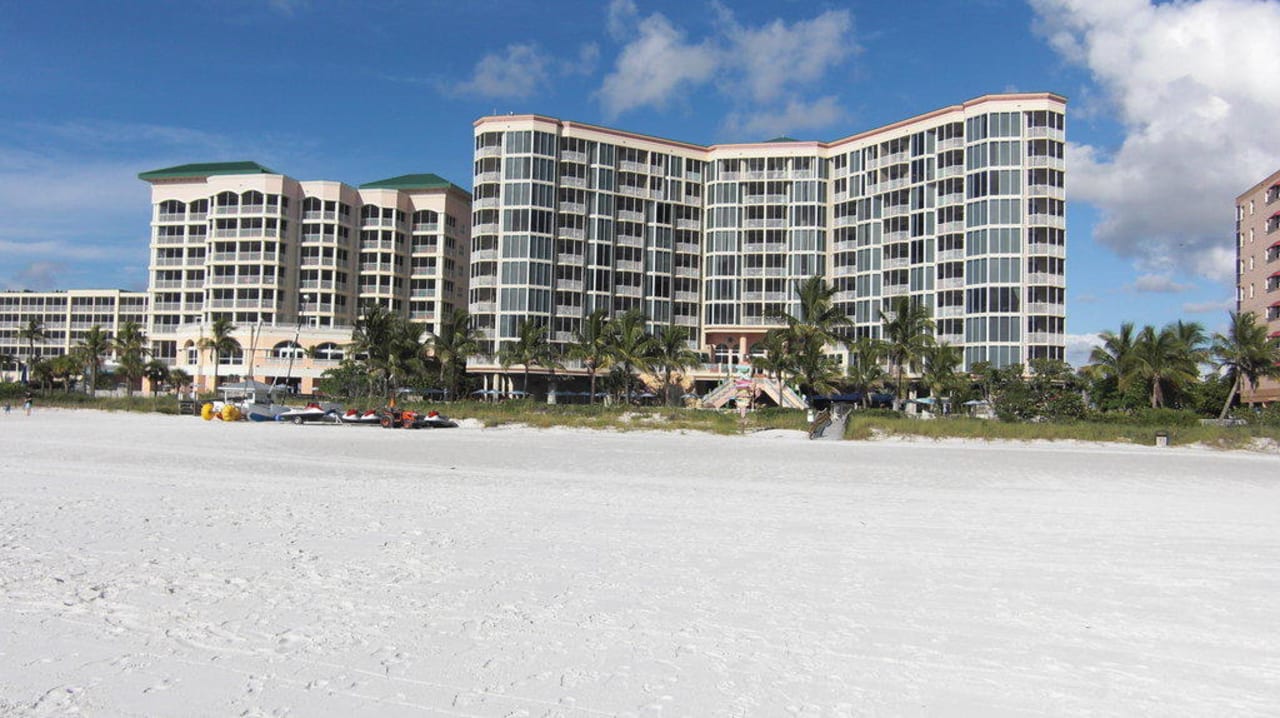 Hinterseite Hotel am Strand Hotel Pink Shell Beach Resort