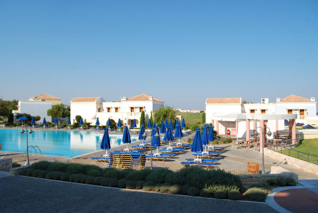 Sportpool morgens um 11 Neptune Luxury Resort