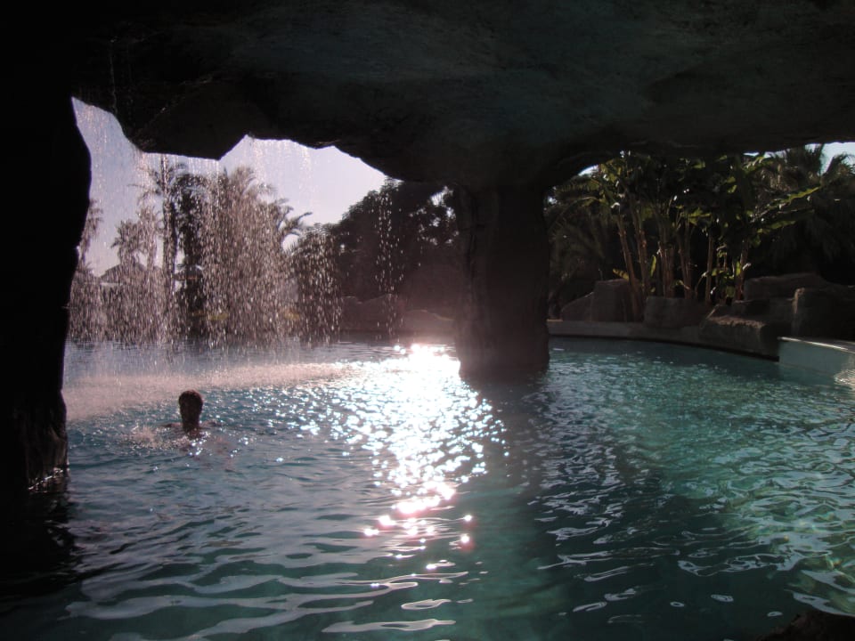 Basen pod wodospadem Starlight Resort Hotel