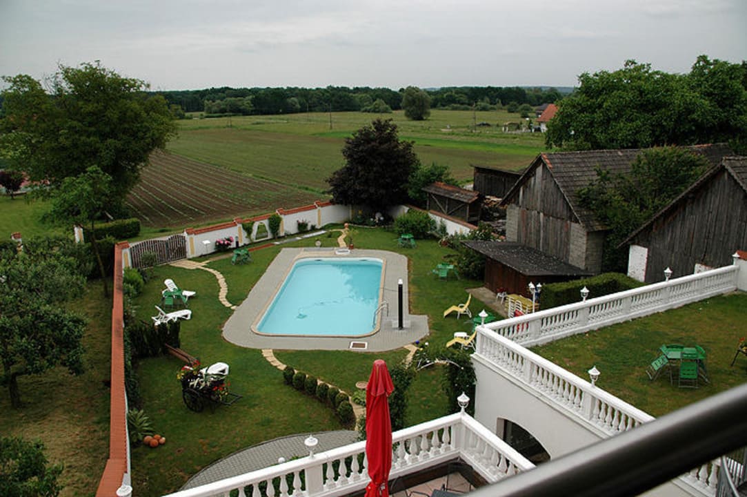 Blick auf Pool und Garten beim Krutzler Genussgasthof & Hotel