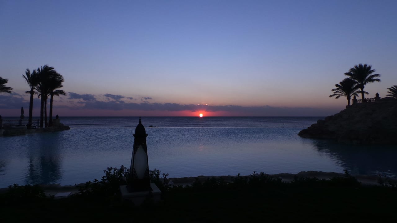 Sonnenaufgang beim infinity-Pool Makadi Spa - Adults only