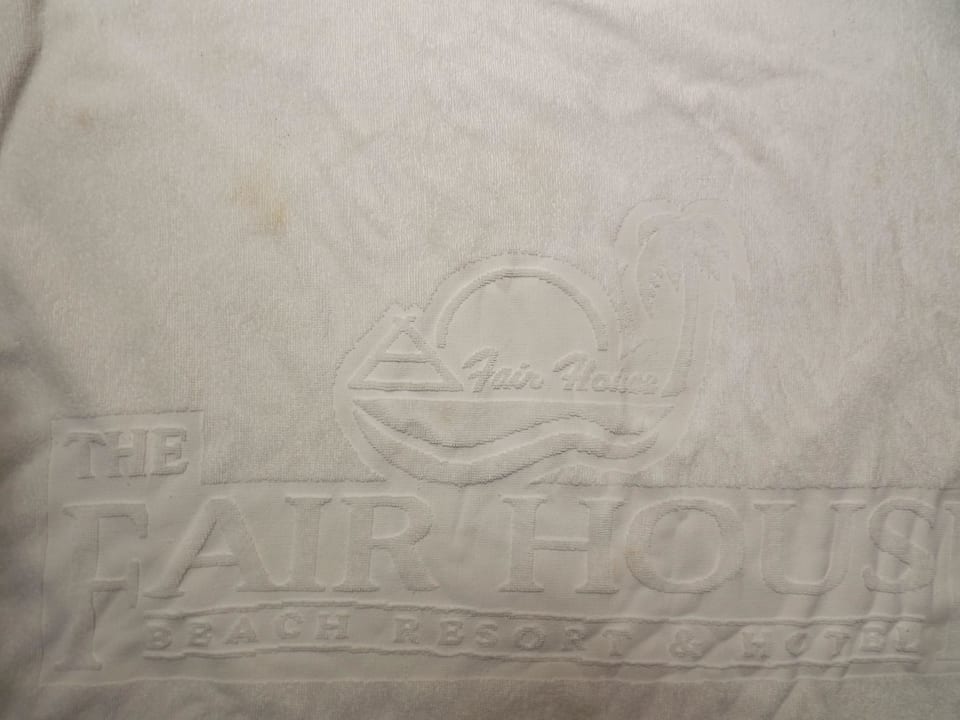 Alle Handtücher waren mit Flecken übersät The Fair House Beach Resort