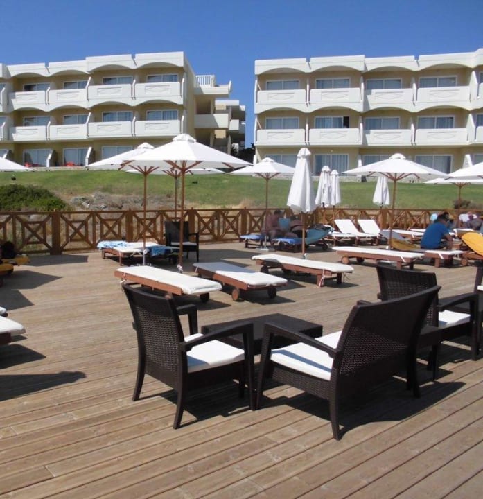 Sitzecke auf der Sonnenterrasse Hotel Kalithea Horizon Royal