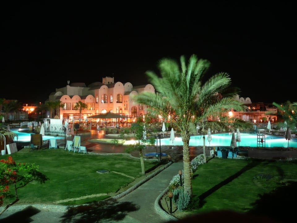 Abends mit Festbeleuchtung Sentido Akassia Beach