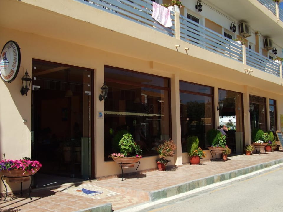 Wejście do hotelu Hotel AKTI Arilla