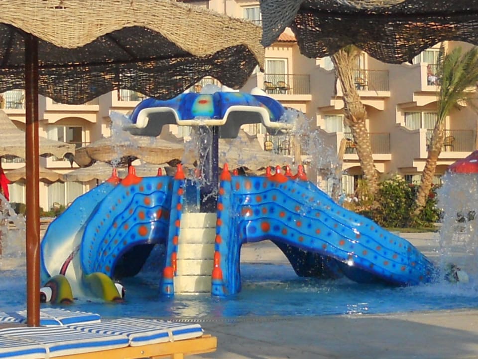 Во дворе Pyramisa Beach Resort Sahl Hasheesh