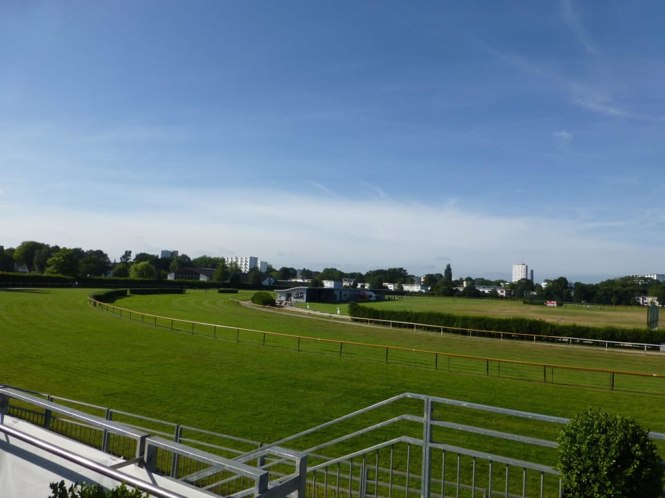 Blick auf die Galopprennbahn ATLANTIC Hotel Galopprennbahn