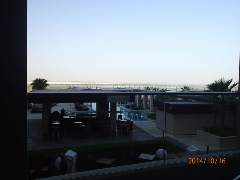 Poolbar Crowne Plaza Hotel Yas Island