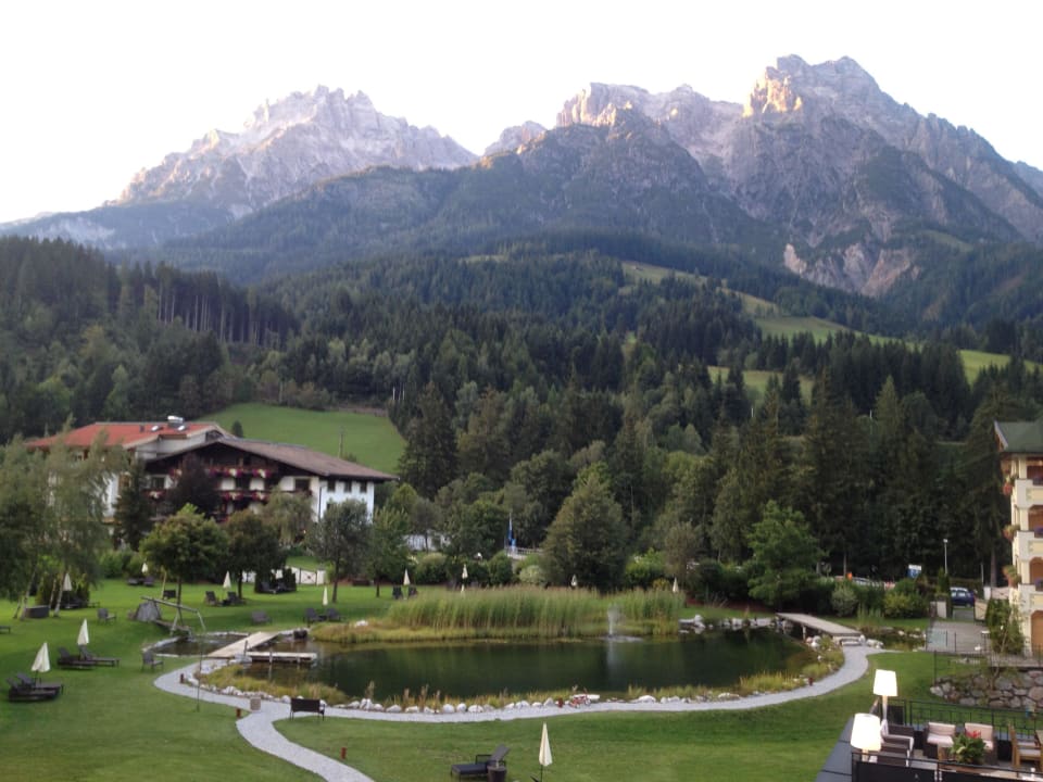 Vom Zimmer zum Garten mit Schwimmteich und Berge! Naturhotel Forsthofgut