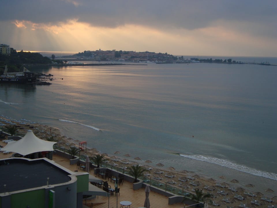 Ráno před krátkou bouřkou z pokoje Hotel Bilyana Beach