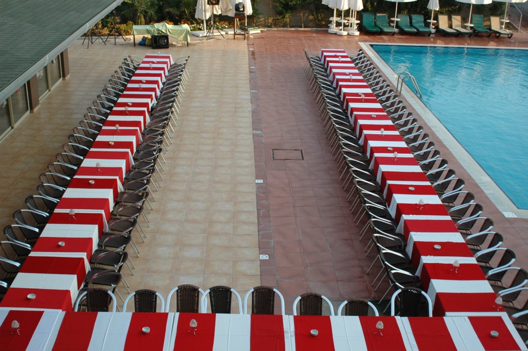 Tische für den Stammgästeabend. Hane Family Resort