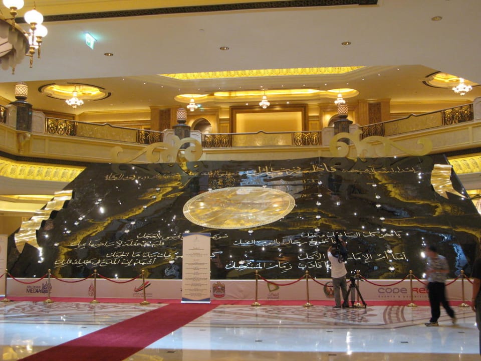 Größte vergoldete Postkarte der Welt Emirates Palace Mandarin Oriental