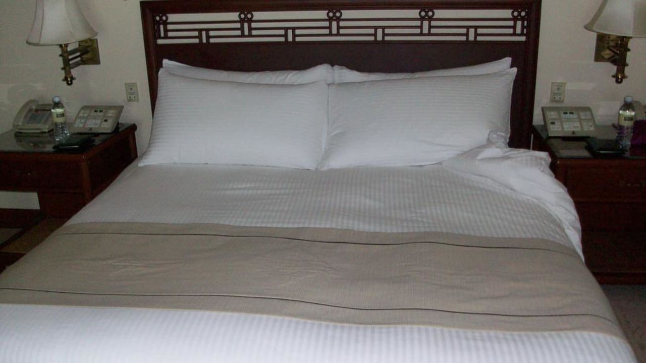 Bequemes Bett im 28. Stock Hotel The Peninsula Bangkok