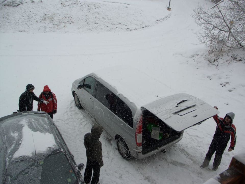 Blick vom Balkon bei Neuschnee Chalet Mimosa