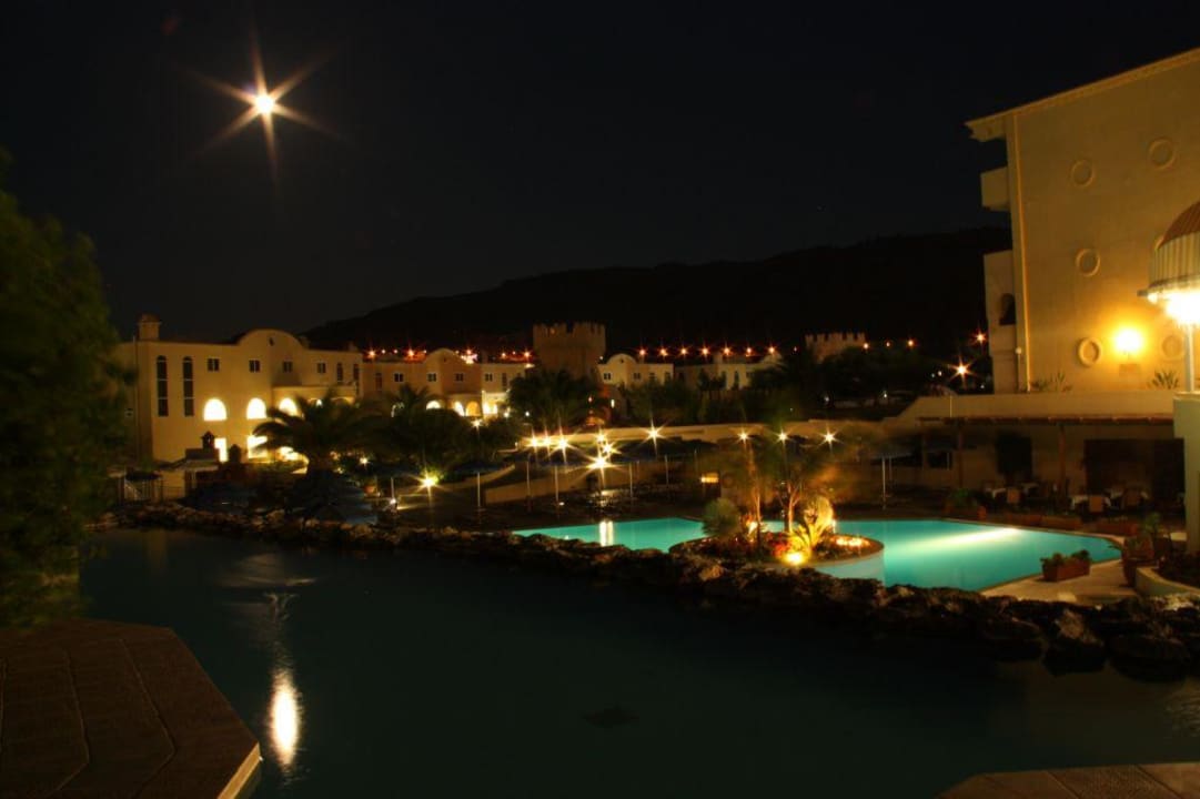 Nocny widok na kompleks basenów Lindos Royal Resort