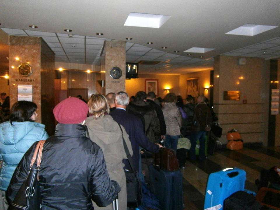 Kolejka do recepcji - ujęcie drugie Sangate Hotel Airport