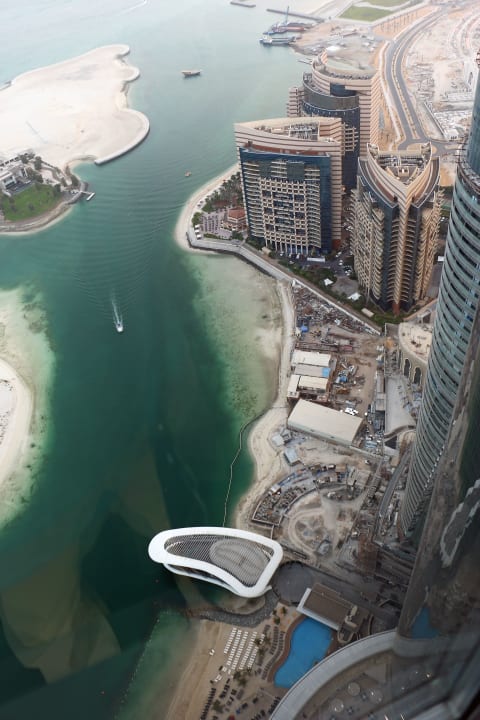 Blick vom 62. Stockwerk runter zur Poolanlage Conrad Abu Dhabi Etihad Towers