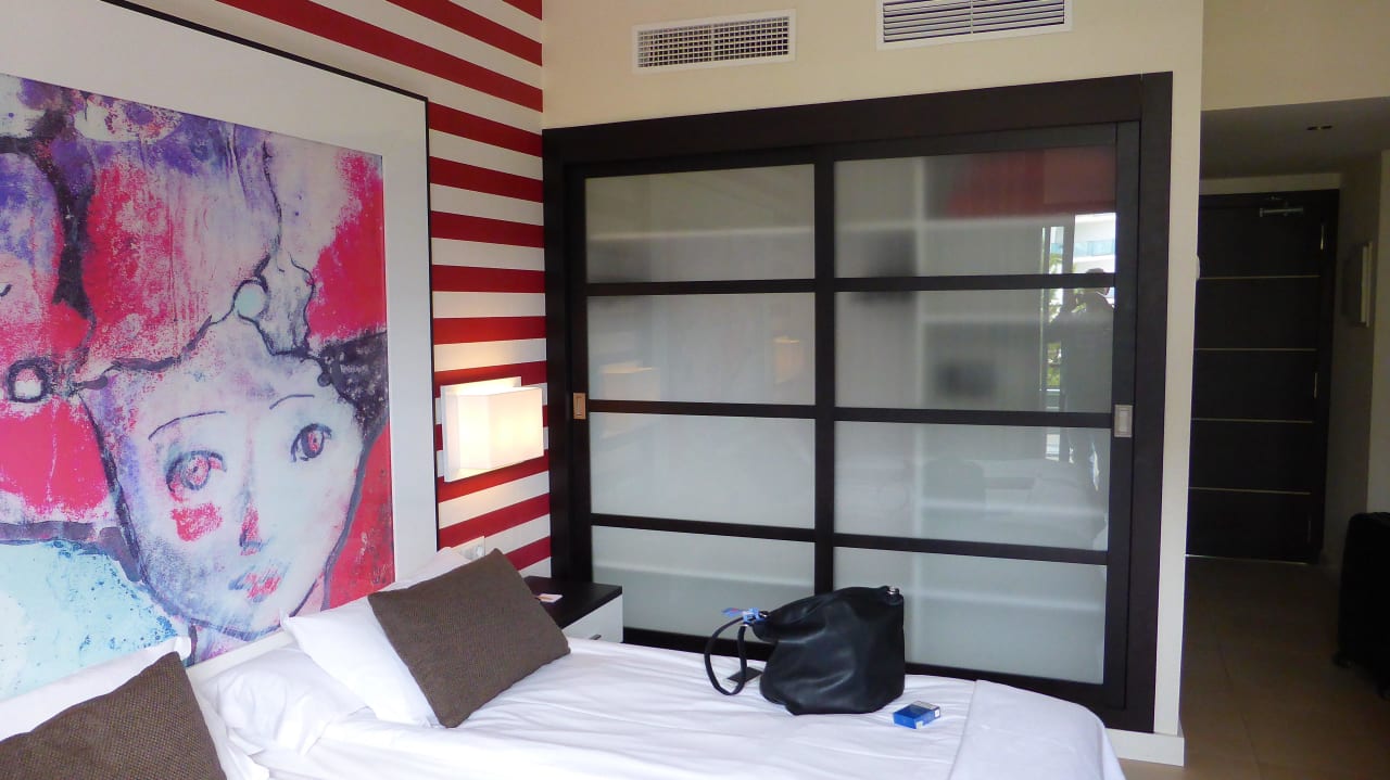 Blick auf Bett und Schrank allsun Hotel Bahia del Este
