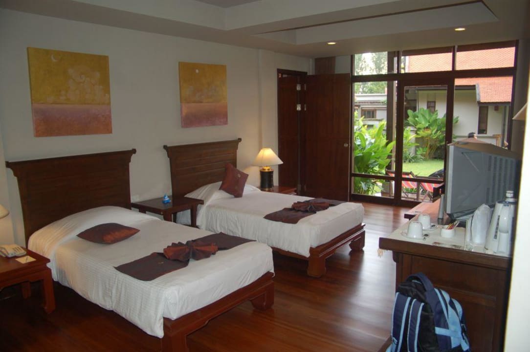 Zimmer in einem der Haupthäuser mit Einzelbetten Khaolak Bhandari Resort & Spa