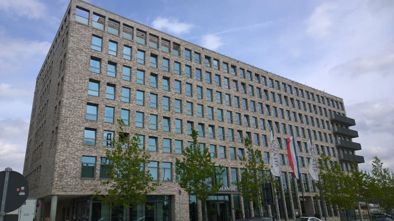 Hotel vom Bahnhof aus gesehen ATLANTIC Hotel Kiel