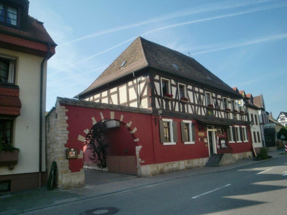 Frontalansicht des Eingangsbereichs Hotel Zur Kanne