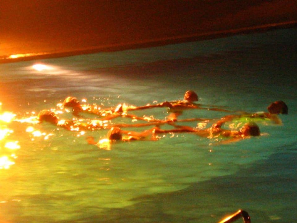 Pool-party am Abend Can Garden Resort