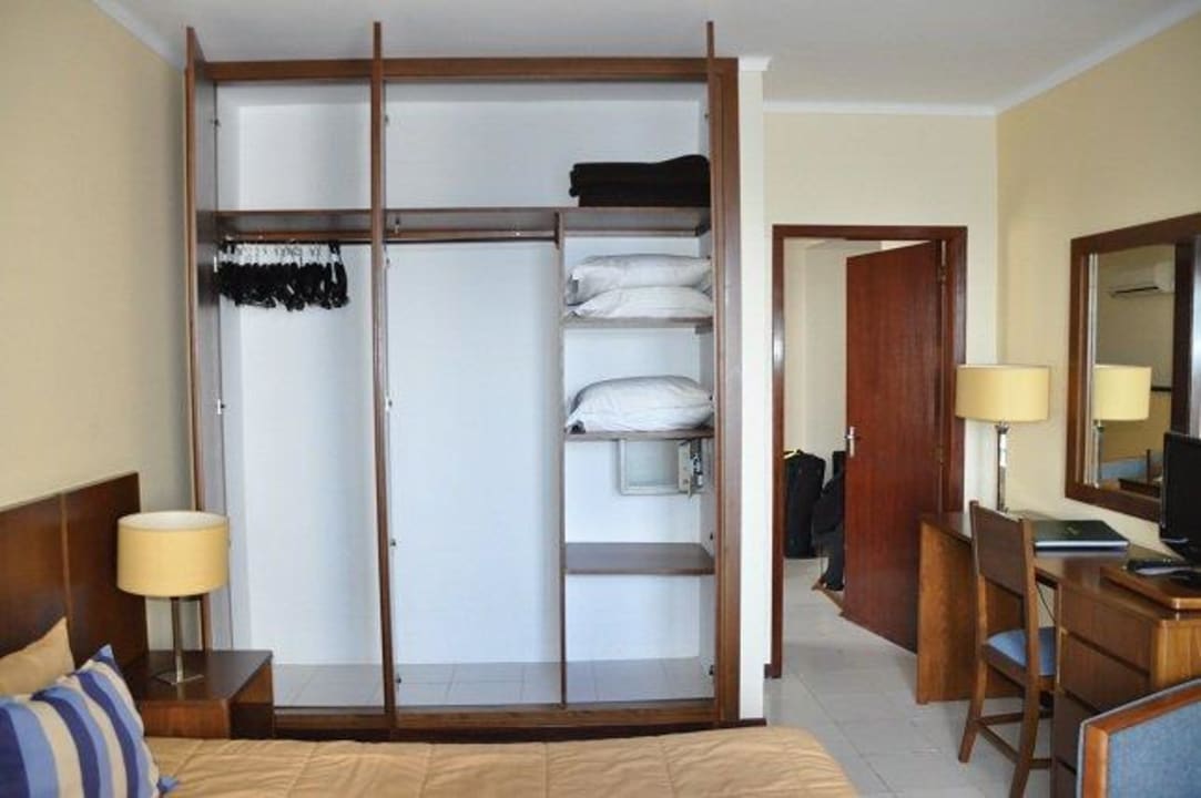 Kleiderschrank Hotel Rocamar