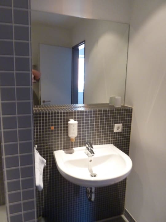 Einzelzimmer mit Bad Internationales Studierendenhotel Stuttgart