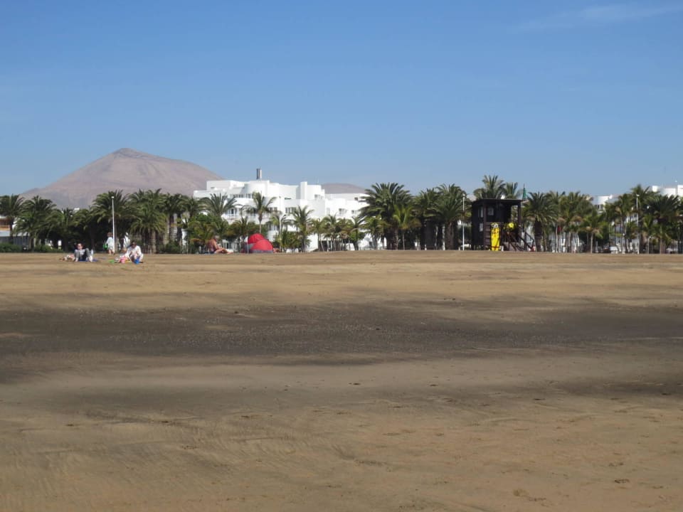 Blick vom Strand auf das Hotel Hipotels La Geria