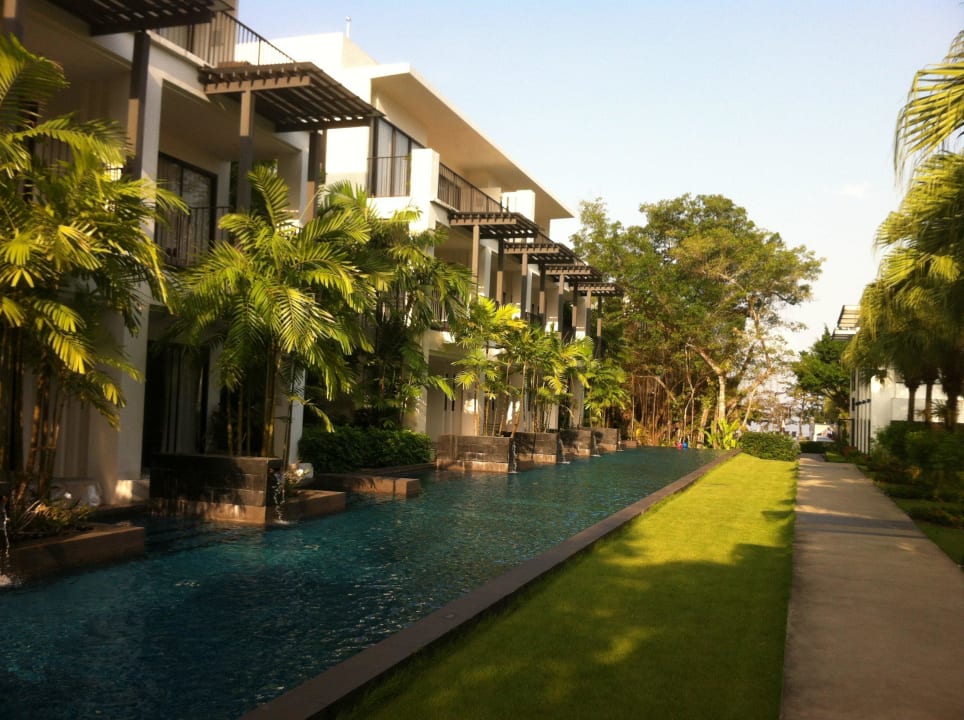 Pool entlang den Gebäuden Hotel The Chill Koh Chang
