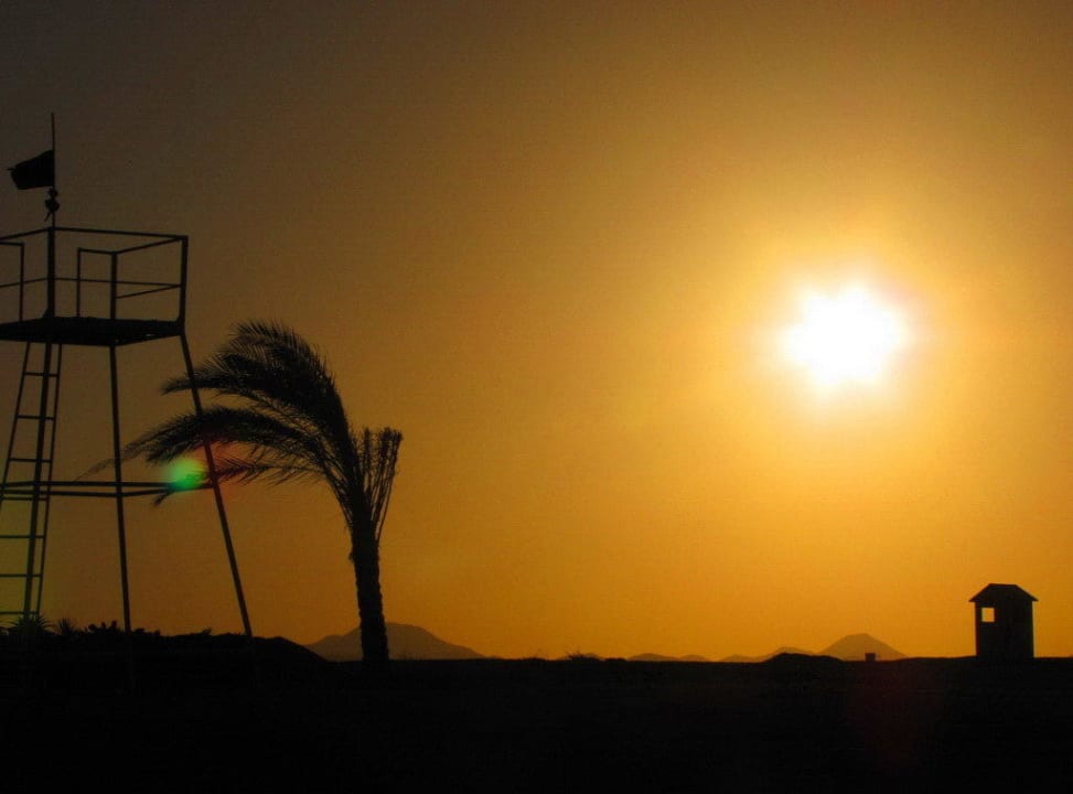 Sonnenuntergang über dem Gebirge Three Corners Sea Beach Resort