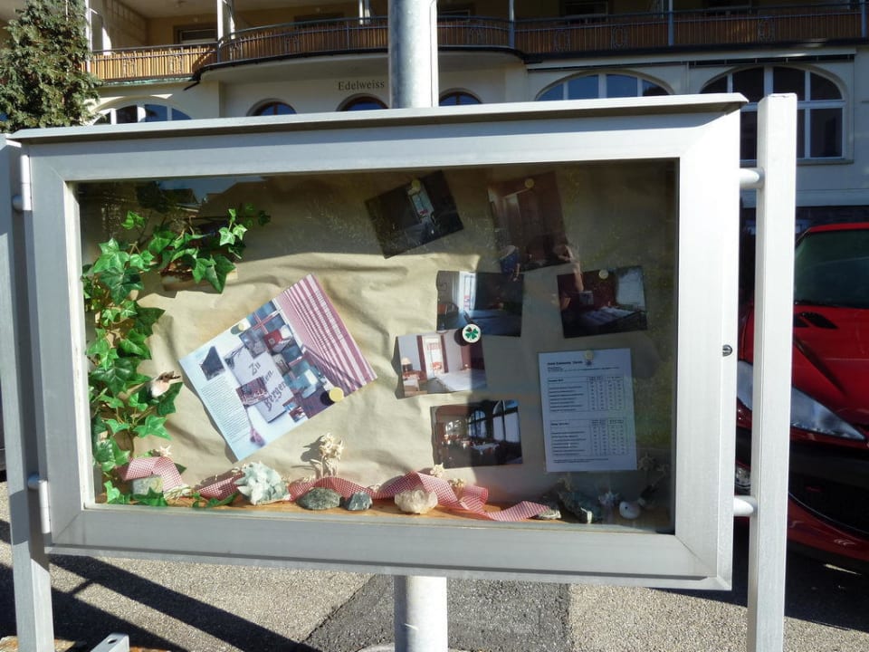 Schaukasten vor dem Hotel Hotel Edelweiss