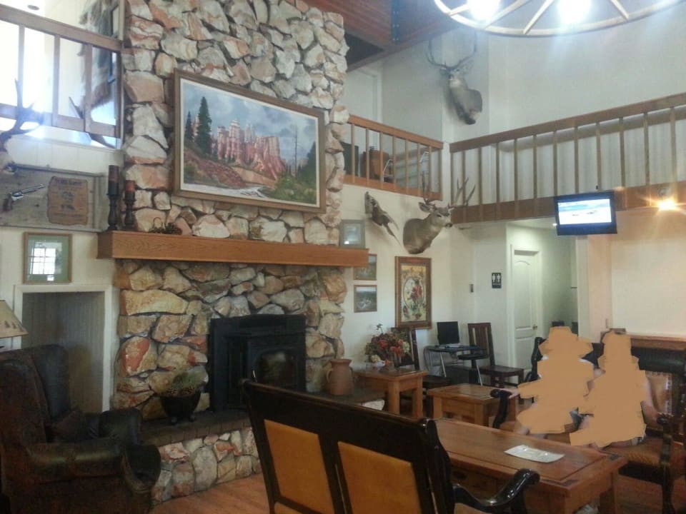 Westernfeeling in der Lobby Hotel Bryce Canyon Pines