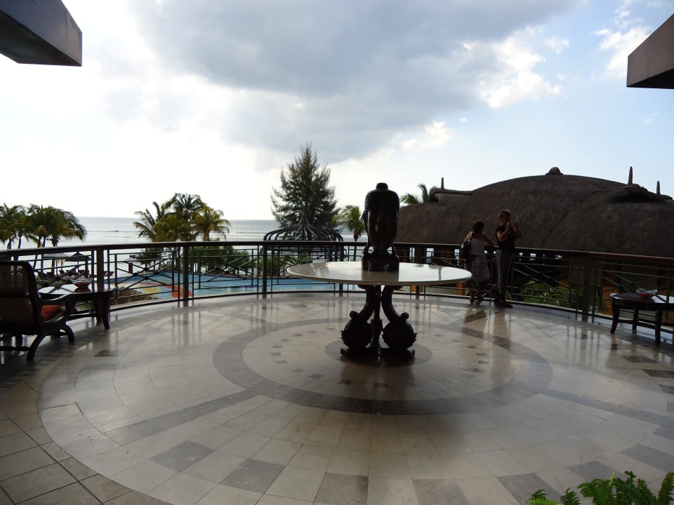 Die helle, offene Rezeption Le Meridien Ile Maurice