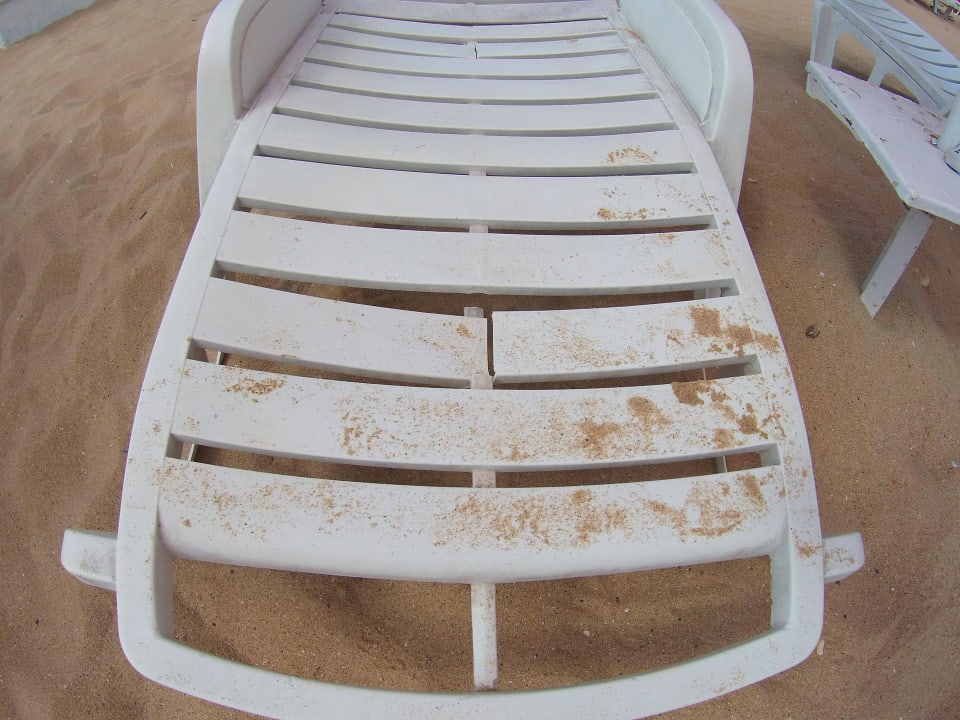  jede 2 Liege kaputt gebrochen  Park Hotel Golden Beach