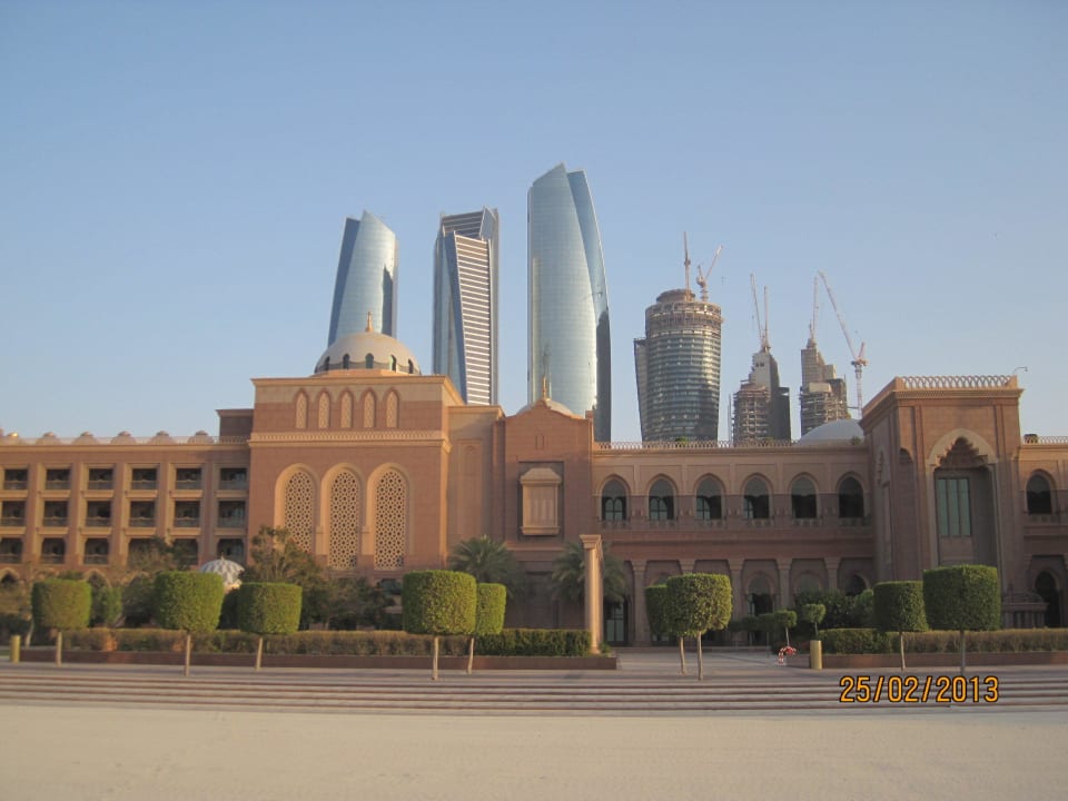 Blick vom Strand zum Hotel Emirates Palace Mandarin Oriental