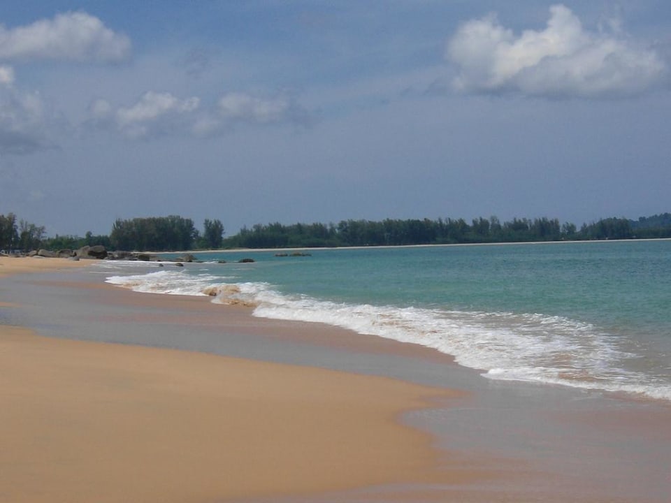 Strand links vom Hotel Khao Lak Merlin Resort