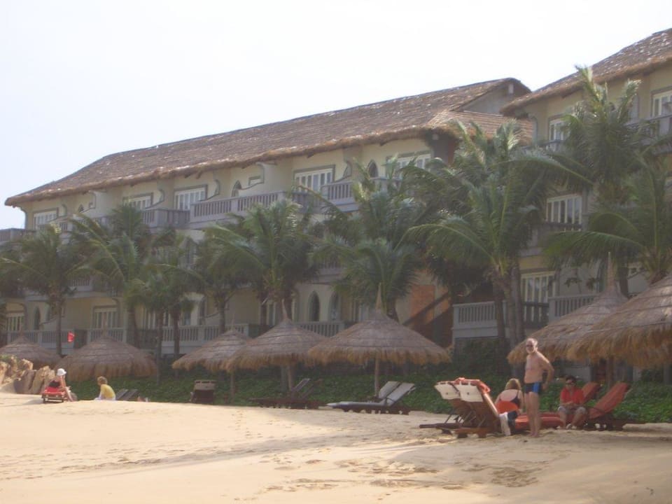 Blick vom Strand zu den Zimmern AVANI Quy Nhon Resort & Spa