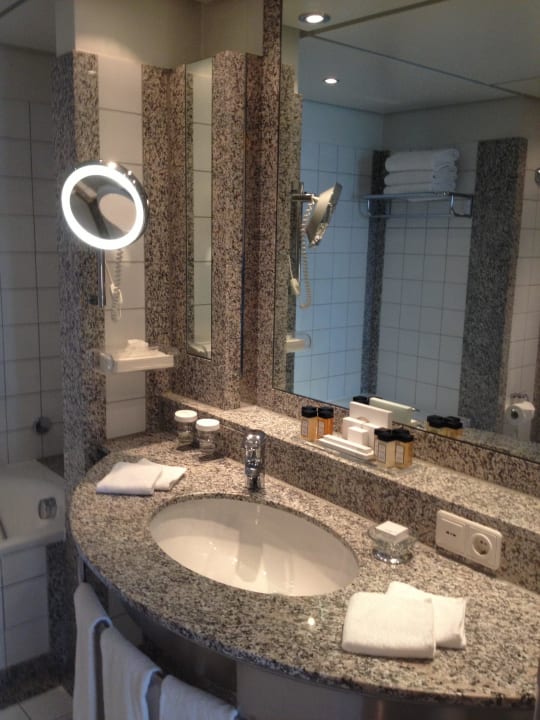 Bad der Lady Suite neben Ankleideraum Hilton Munich Airport