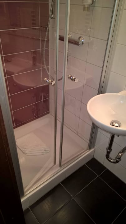 Zimmer 15 Bad  Hotel Stadt Hamburg Saarbrücken