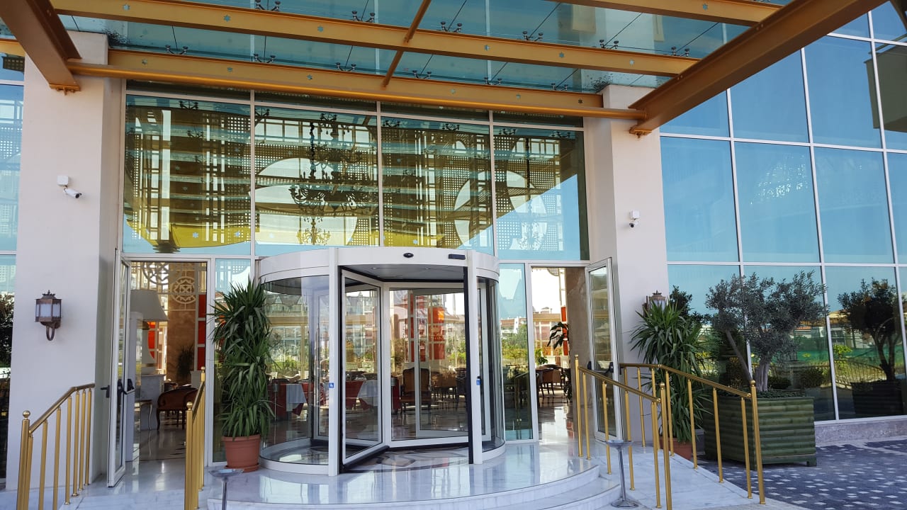 Lobby Well Palace Side