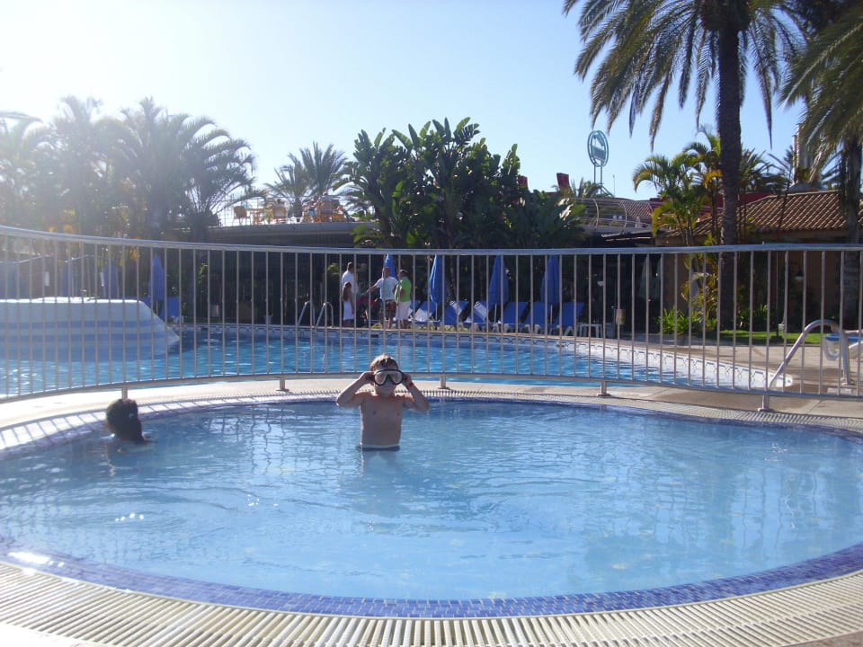 Eins von den Kinderbecken Suites & Villas by Dunas