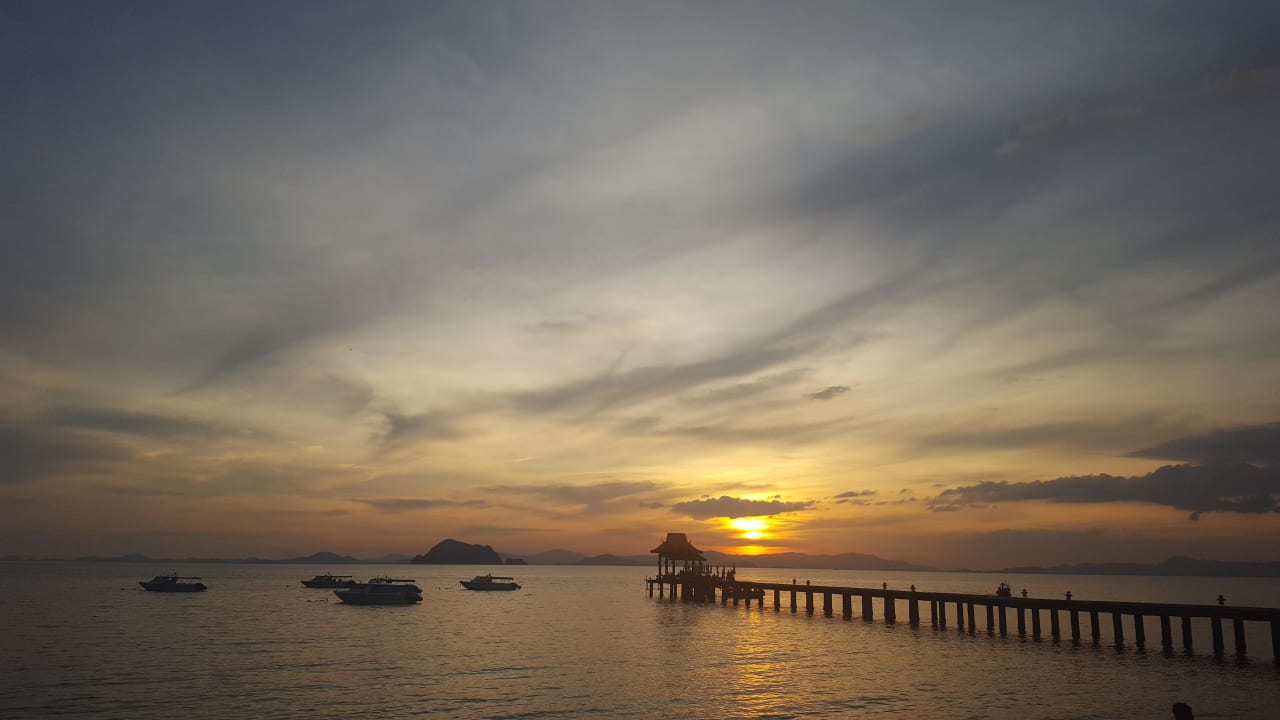Sonnenuntergang am Strand Santhiya Koh Yao Yai Resort & Spa