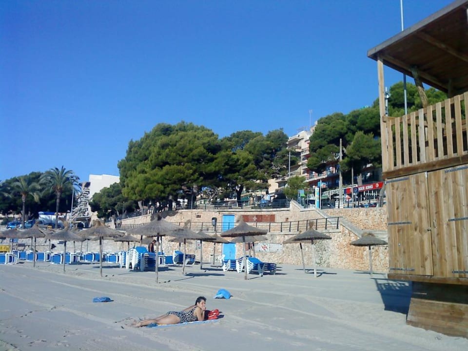 Strand mit Hotel im Hintergrund THB Felip - Adults only