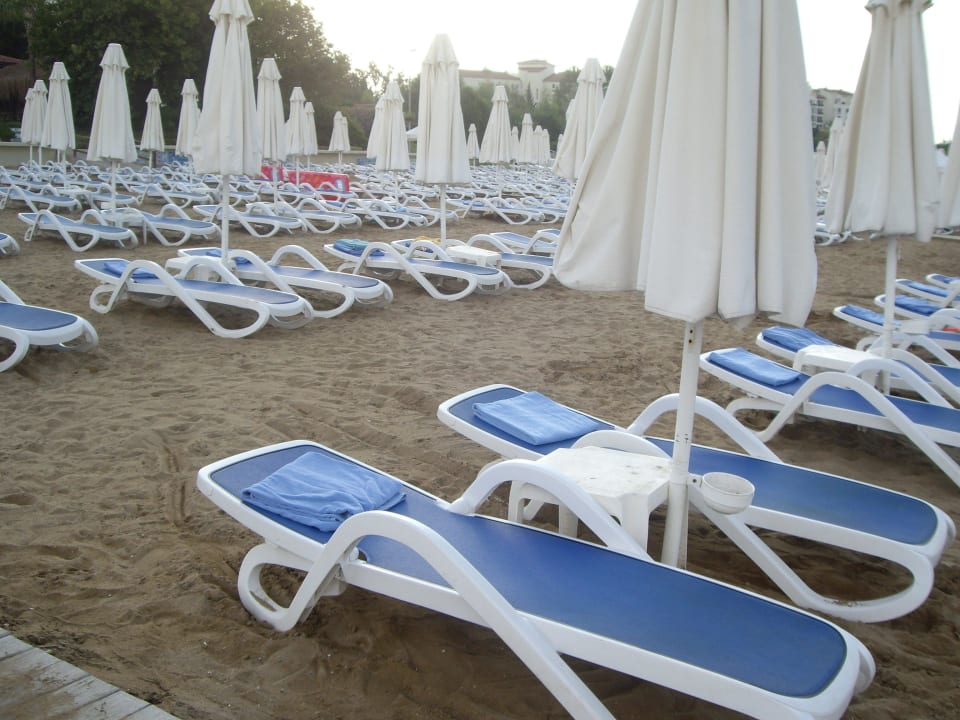 Liegenreservierung am Strand. Hotel Grand Side